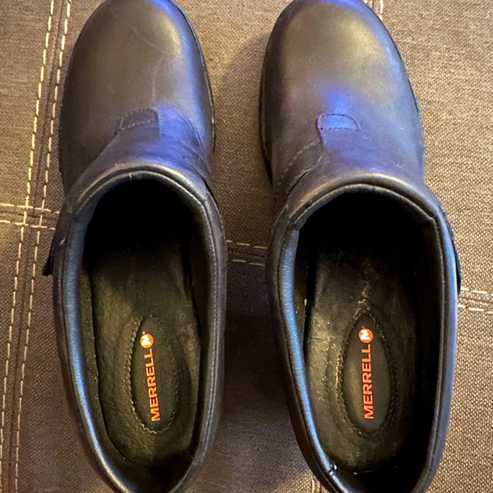 Merrell Women’s Black Leather Clogs. Size US 9.5. Worn twice great condition.